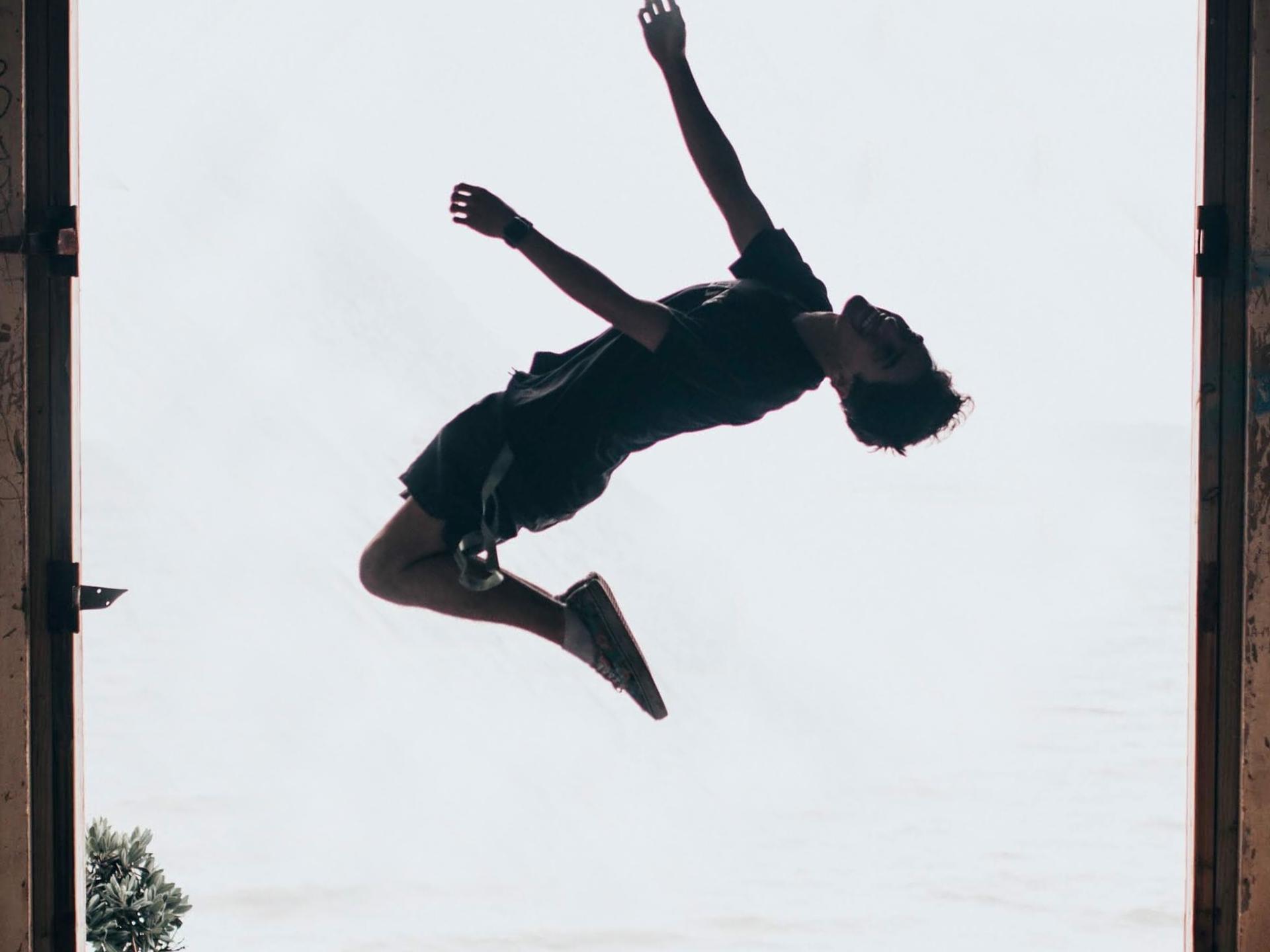 Billede af en person som er midt i en salto